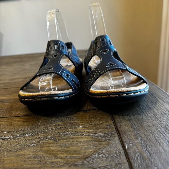 6 wide Clarks Women's Leisa Lakelyn Blue Leather Slingback Casual Sandals - Picture 4 of 9